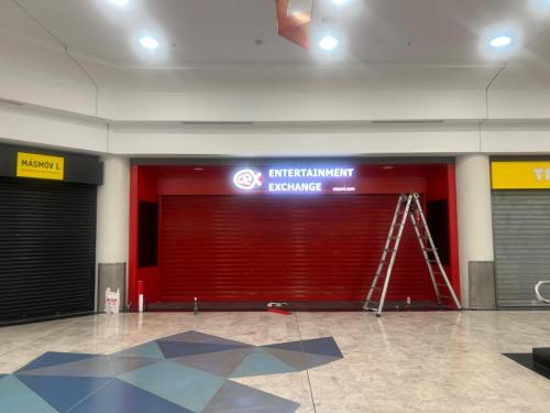 forrado-de-fachada-y-rotulo-colgante